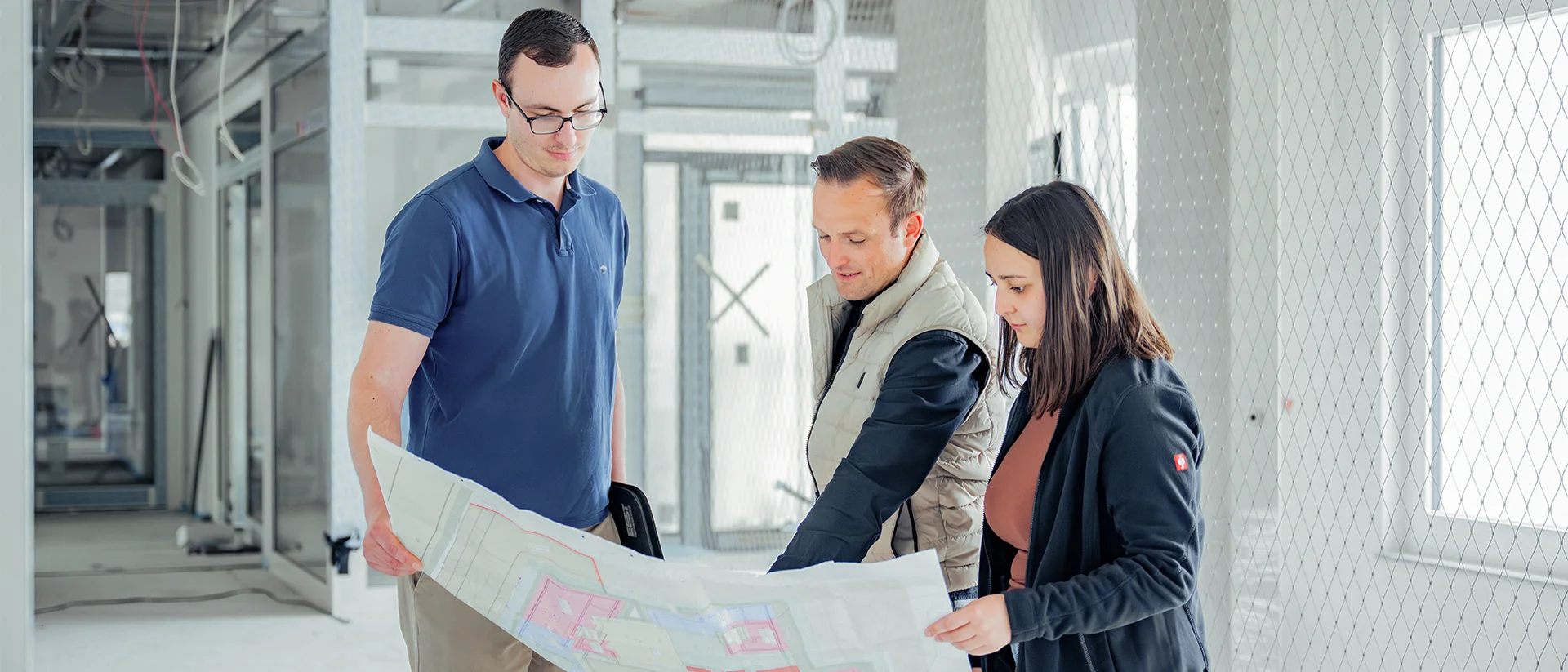 Team Bauleitung bespricht einen Plan