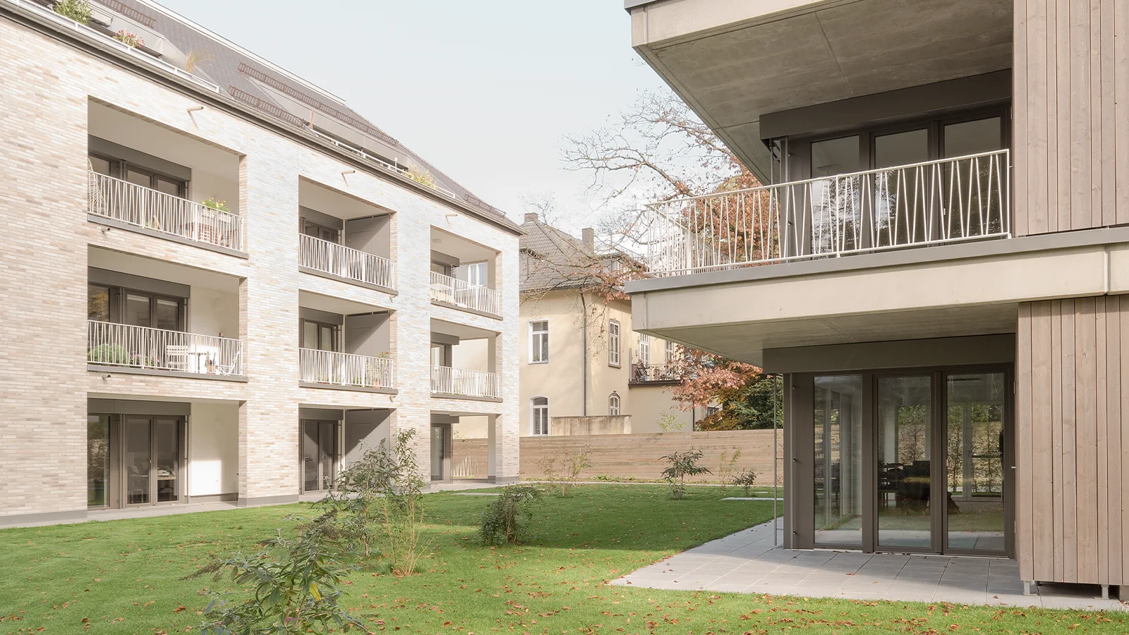 Moderner Wohnkomplex mit Garten